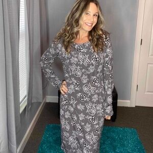 Black and White Patterned Women's Dress LULAROE
DEBBIE M